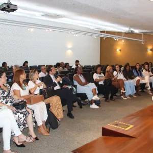 PESSOAS REUNIDAS EM UMA SALA