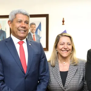 Governador jerônico, junto ao secretário Felipe Freitas e demais membros do TJ
