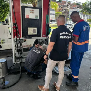 Operação Combustível Legal flagra posto em Salvador  comercializando lote de lubrificante com prazo de validade vencido