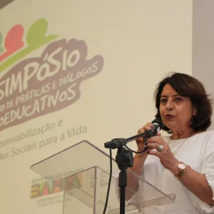 Regina Affonso, diretora da Fundac, ao púlpito falando à plenária 