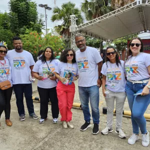 Equipe do Bahia pela Paz vestida a camisa do programa. 