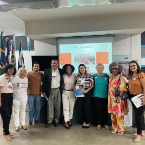 Grupo de pessoas pousando pra foto na conferência da pessoa idosa.