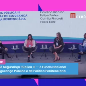 Secretário felipe freitas na mesa de debate do evento ao aldos dos demais debatedores