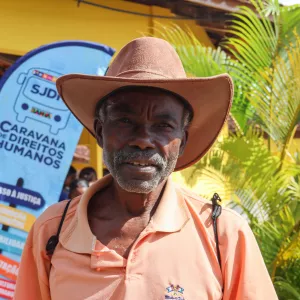 Um senhor de idade na Caravana de Direitos Humanos 