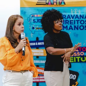 Maria Fernanda apresentando a Caravana ao lado da intérprete de Libras