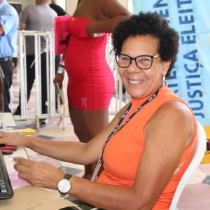 Mulher negra, de meia idade, sendo atendida na Caravana de Direitos Humanos