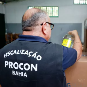 Agentes do Procon-BA em ação no combate à venda de bebidas adulteradas