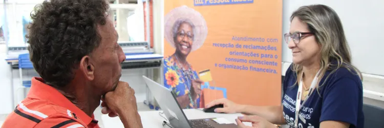 Servidora da SJDH atende, na Caravana de Direitos Humanos, um cidadão da cidade de Livramento de Nossa Senhora