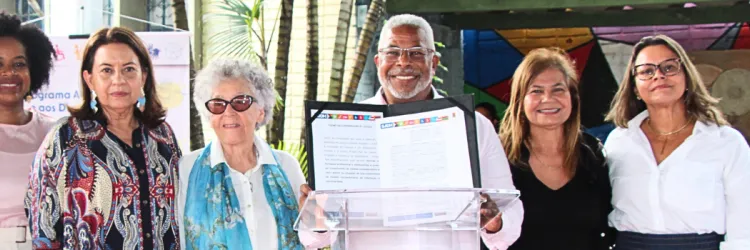 Assinatura do termo de colaboração entre o Projeto Axé e a SJDH, através da Fundac.