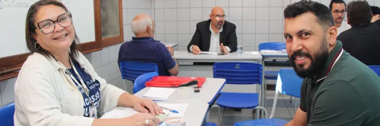 Em uma sala de aula acontece o atendimento da Caravana de Direitos Humanos no território do Sertão Produtivo e seus parceiros 