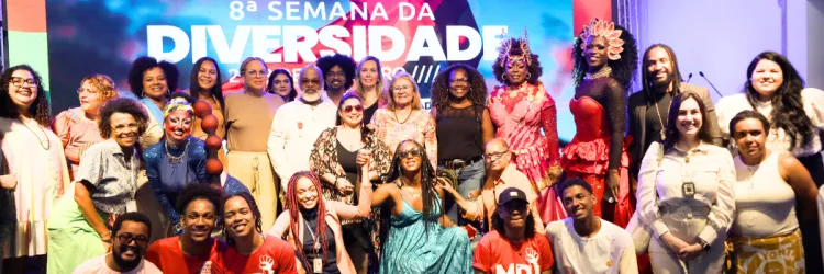 pessoas posam para foto oficial de abertura da 8ª semana da diversidade