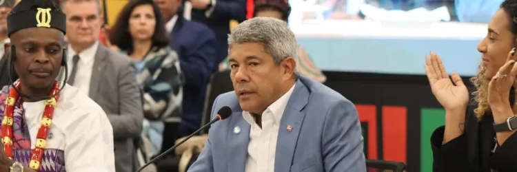 O governador Jerônimo Rodrigues discursa na plenária da Diáspora Africana