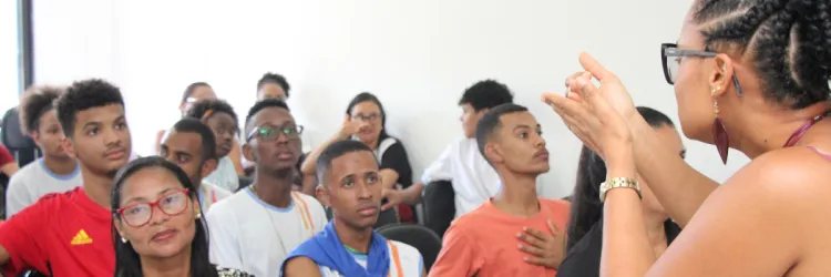 Seminário debate educação bilíngue para pessoas surdas e narrativas autobiográficas