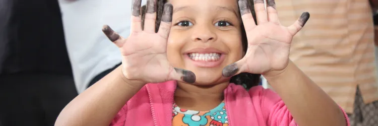 menina com os dedos pintados para fazer rg. Caravana de Direitos Humanos.