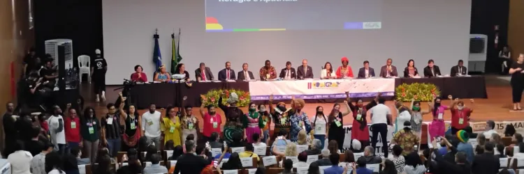 Pessoas reunidas na assembleia da 2ª Comigrar - Conferência Nacional de Migrações, Refúgio e Apatridia. 