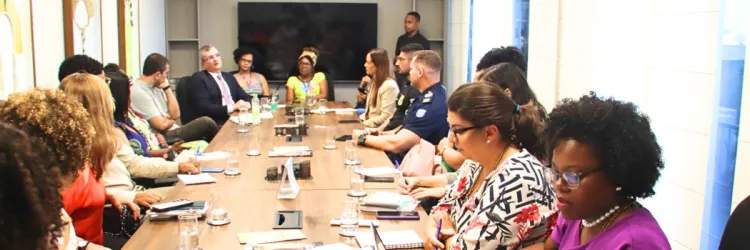 pessoas reunidas no gabinete da SJDH, conversando. 