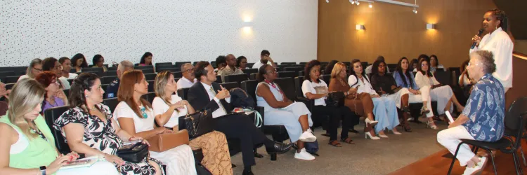 PESSOAS REUNIDAS EM UMA SALA