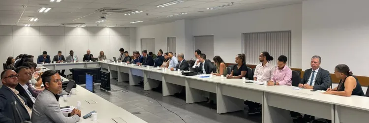 pessoas reunidas em uma sala