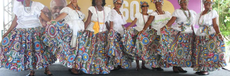 senhoras bem vestidas de dançarinas