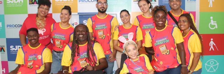 Esta imagem mostra um grupo de pessoas sorrindo, com camisetas coloridas que dizem "RESPEITO É NOSSO DIREITO!". O fundo tem logotipos da SJDH (Secretaria de Justiça e Direitos Humanos) e PROCON BA, indicando que é um evento na Bahia, Brasil, promovido pelo governo do estado. A presença de pessoas com deficiência sugere que o evento pode estar relacionado à inclusão e direitos das pessoas com deficiência.