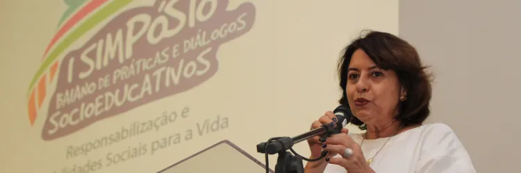 Regina Affonso, diretora da Fundac, ao púlpito falando à plenária 