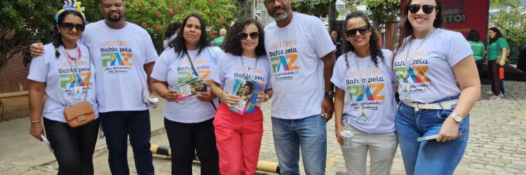 Equipe do Bahia pela Paz vestida a camisa do programa. 