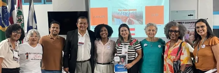 Grupo de pessoas pousando pra foto na conferência da pessoa idosa.