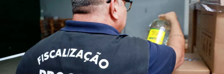 Agentes do Procon-BA em ação no combate à venda de bebidas adulteradas