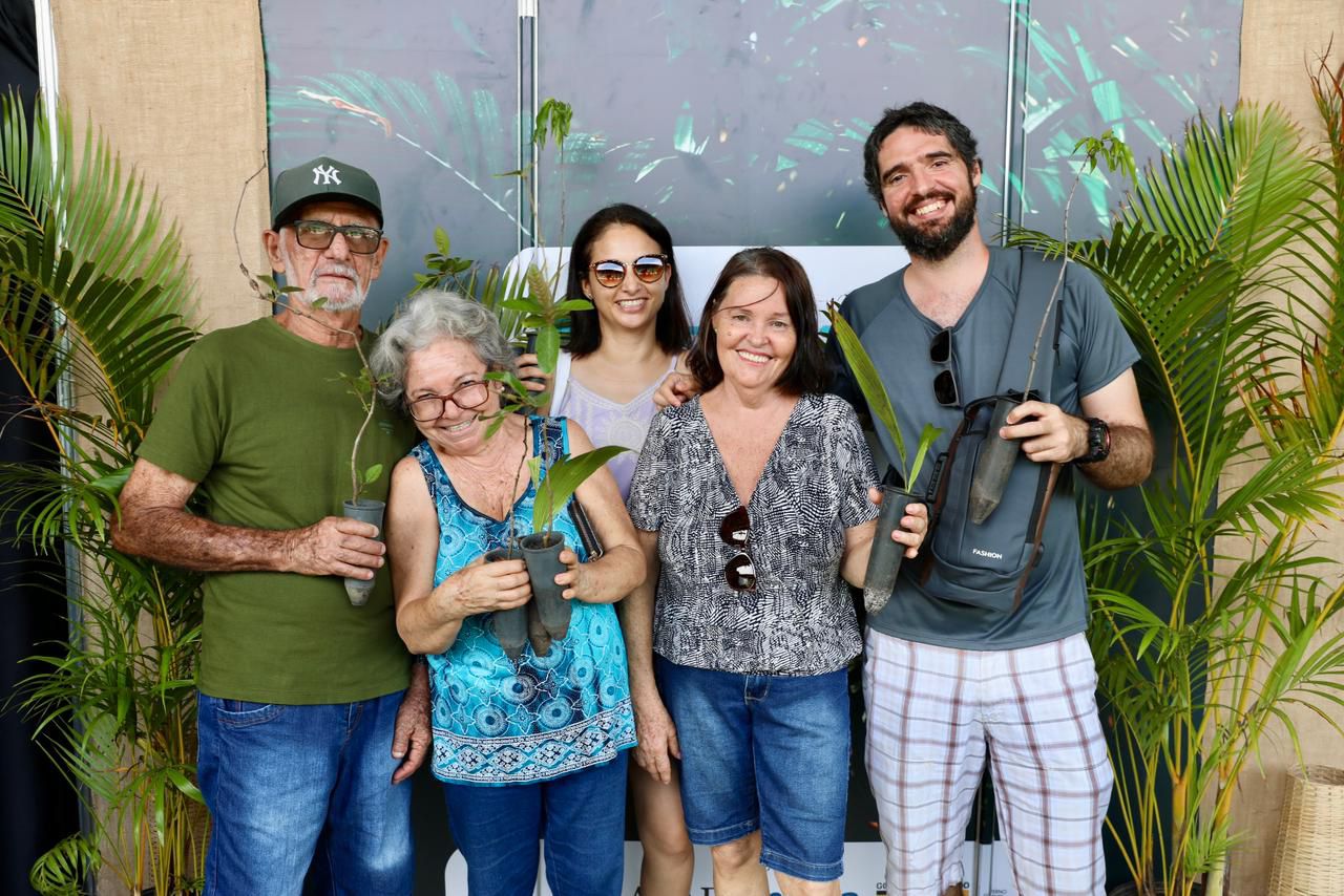 Distribuição de mudas e experiência imersiva atrai público e marca p