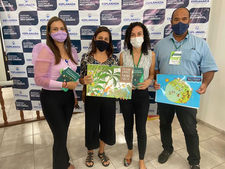 A Diretora Mônica de Castro, entregando as publicações sobre meio ambiente ao Consórcio do Litoral Norte e Agreste Baiano