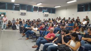 público prestigiando a mesa redonda.jpeg