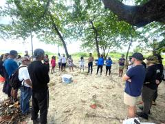 Itaparica - comunidade reunida para ação de remoção das medusas.jpeg