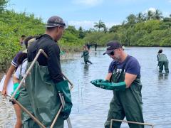 Itaparica - pesquisador e alunos fazendo oe studo da medusa.jpeg