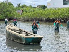 Itaparica - voluntários fazendo a remoção com equipamento de pesca.jpeg