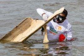 Ação da Sema e do Inema retira cerca de 250 kg de resíduos da praia do Rio Vermelho antes da Festa de Iemanjá