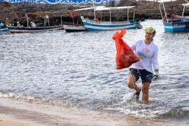 Ação da Sema e do Inema retira cerca de 250 kg de resíduos da praia do Rio Vermelho antes da Festa de Iemanjá