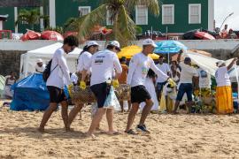Ação da Sema e do Inema retira cerca de 250 kg de resíduos da praia do Rio Vermelho antes da Festa de Iemanjá