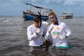 Ação da Sema e do Inema retira cerca de 250 kg de resíduos da praia do Rio Vermelho antes da Festa de Iemanjá