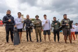 Ação da Sema e do Inema retira cerca de 250 kg de resíduos da praia do Rio Vermelho antes da Festa de Iemanjá