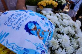 Sacolas ecológicas marcam ação ambiental nas celebrações de Yemanjá e reforçam combate ao lixo no mar