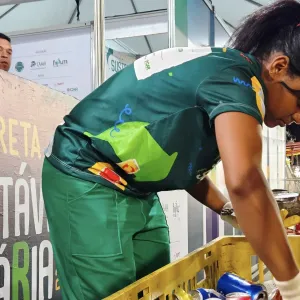 Catadores de materiais recicláveis fazem a sustentabilidade acontecer no segundo dia de festa em Feira de Santana