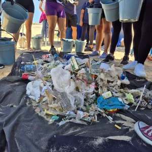 Com apoio da Sema, mutirão de limpeza na Praia da Barra recolhe mais de 2 mil itens em 30 minutos