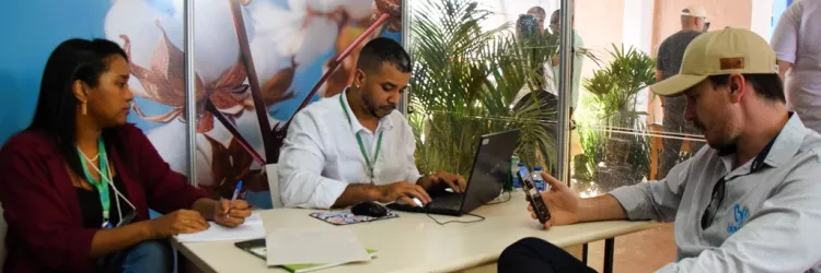 Produtores rurais recebem serviços ambientais no estande do Governo da Bahia durante a Bahia Farm de Show