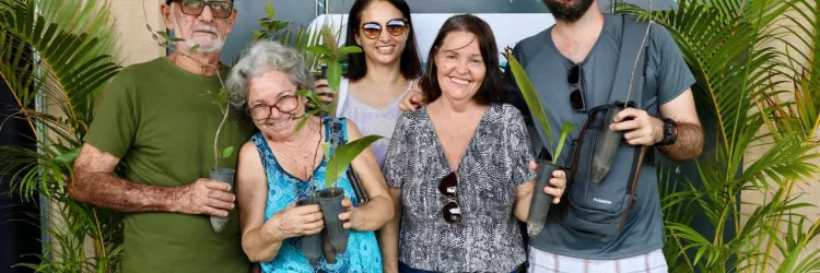 Distribuição de mudas e experiência imersiva atrai público e marca p