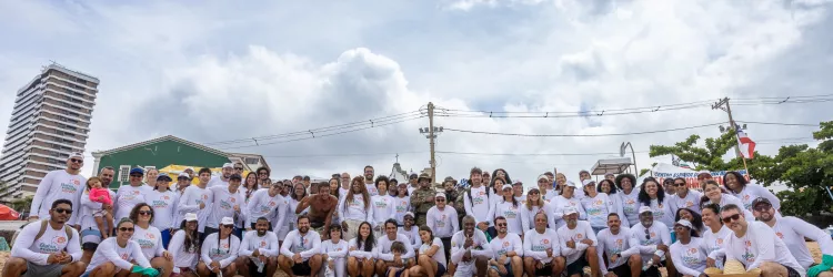 Ação da Sema e do Inema retira cerca de 250 kg de resíduos da praia do Rio Vermelho antes da Festa de Iemanjá
