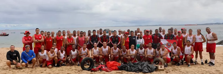 Mutirão de limpeza de praia mobiliza população de Salvador e marca Dia Mundial dos Oceanos