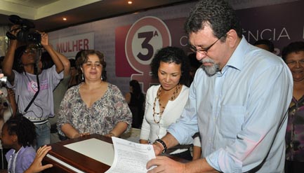 Estado firma parceria para beneficiar mulheres camponesas