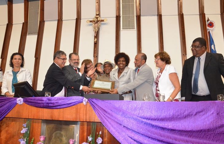 Benedita-da-Silva-e-seu-companheiro-Antônio-Pitanga-foram-festejados-na-sessão.