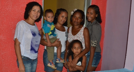 Secretária e moradoras na inauguração da obra