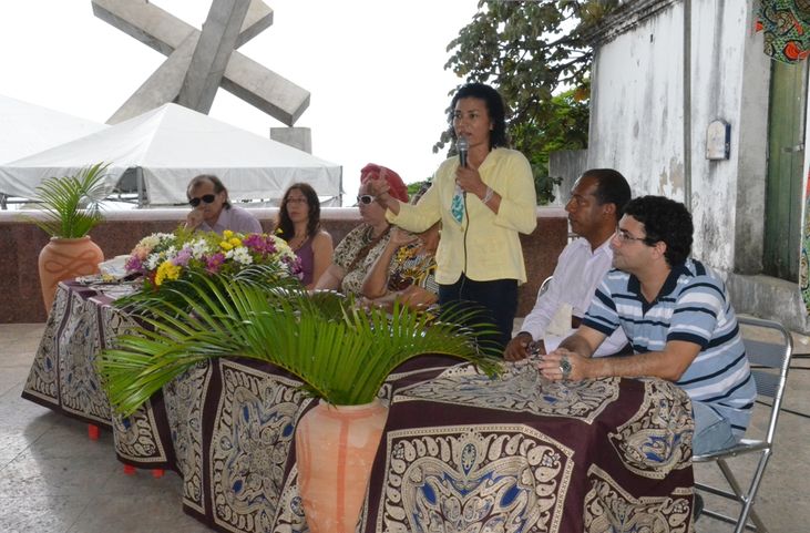 Secretária falando sobre a importância de combater a vilolência da intolerância religiosa e racismo